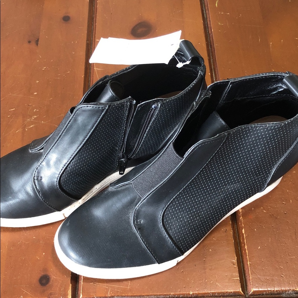 A new day sneaker boots NWT size 9 1/2 black white